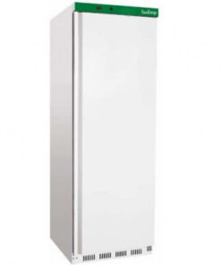 Armario de congelación vertical con puerta ciega y recubrimiento en epoxi blanco, puerta reversible con tirador incorporado y termómetro digital.