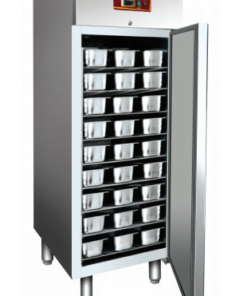 Armario con control de temperatura y desescarche mediante termostato digital, sistema automático de evaporación del agua y refrigeración estática con evaporador de serpentín instalado en la parte trasera.