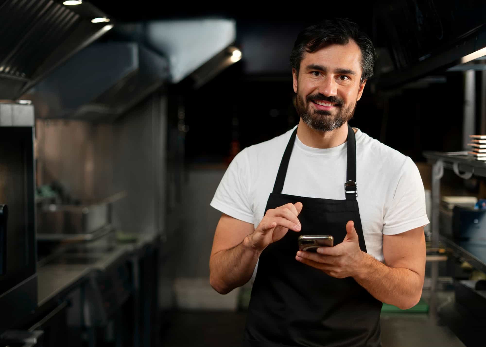 cocinero-buscando-maquinaria-hosteleria
